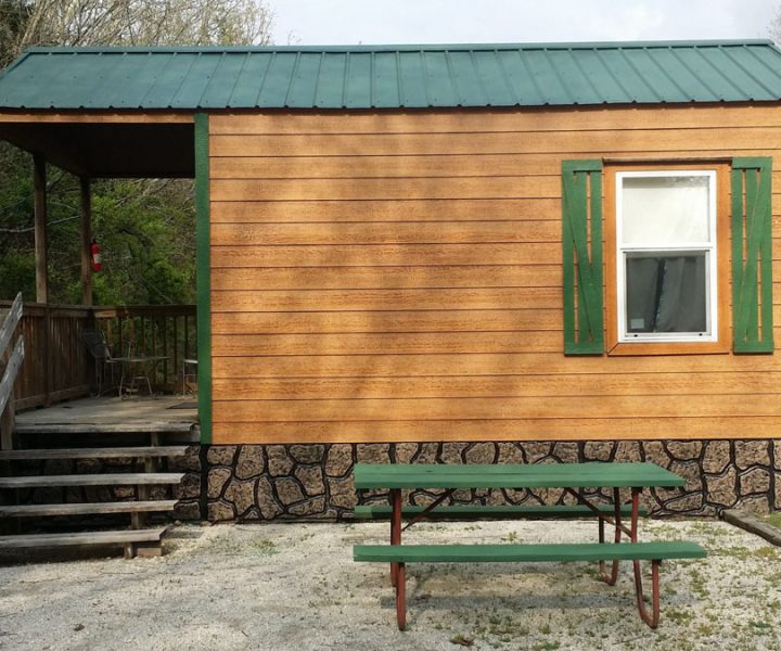 silver creek cottage exterior with picnic table
