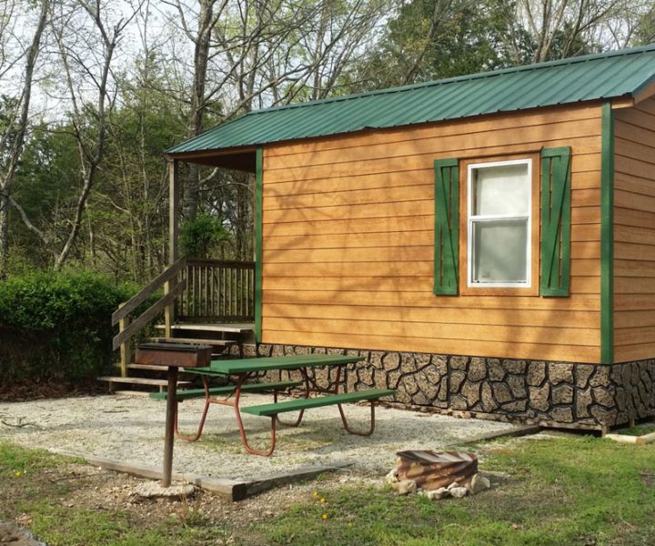 silver creek cottage exterior with picnic area