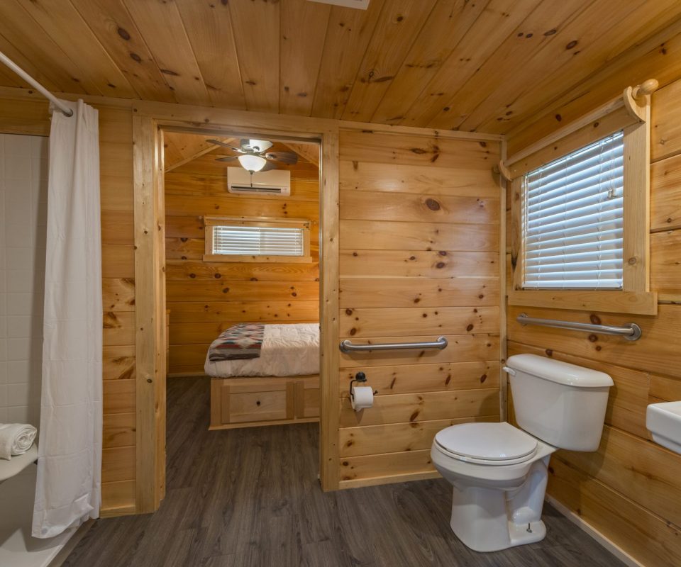 bathroom of the Marvel Cave Cottage rental